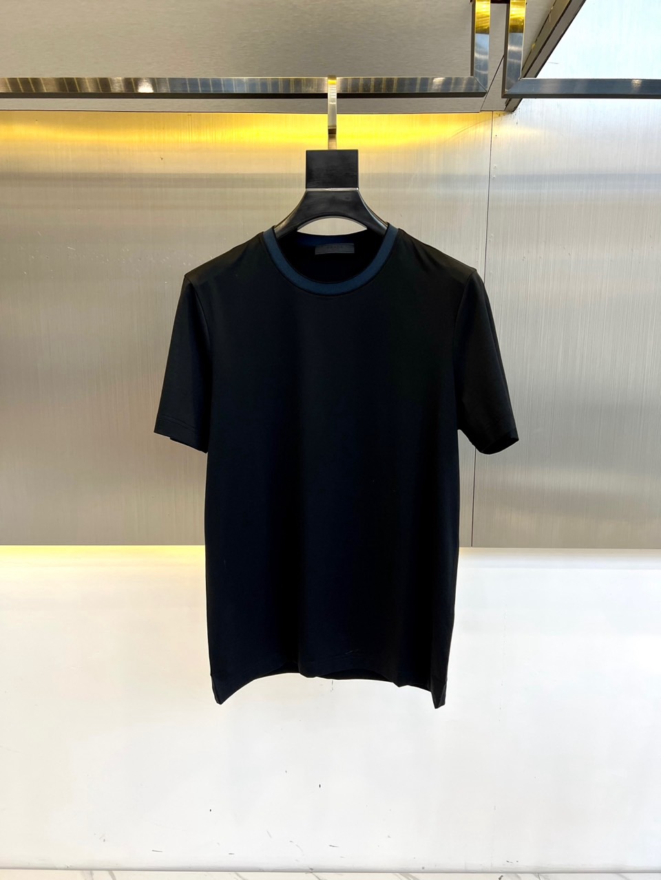 Prad普拉、2026春夏最新男士圆领撞色螺纹短袖T恤衫，休闲剪裁棉质运动衫，简单大方，搭配经典的撞色螺