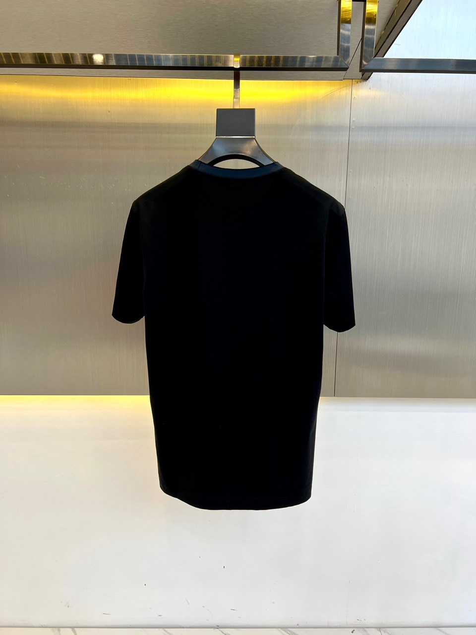 Prad普拉、2026春夏最新男士圆领撞色螺纹短袖T恤衫，休闲剪裁棉质运动衫，简单大方，搭配经典的撞色螺