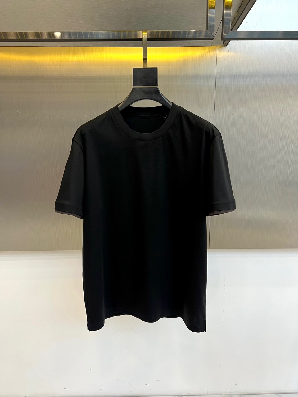 Loro Piana诺悠翩雅、2026春夏新品圆领T恤，以极简美学重塑日常穿搭。纯色搭配利落圆领与短袖剪