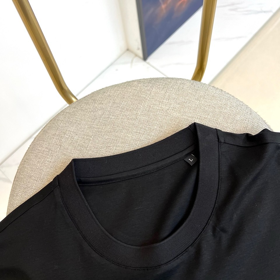 Loro Piana诺悠翩雅、2026春夏新品圆领T恤，以极简美学重塑日常穿搭。纯色搭配利落圆领与短袖剪