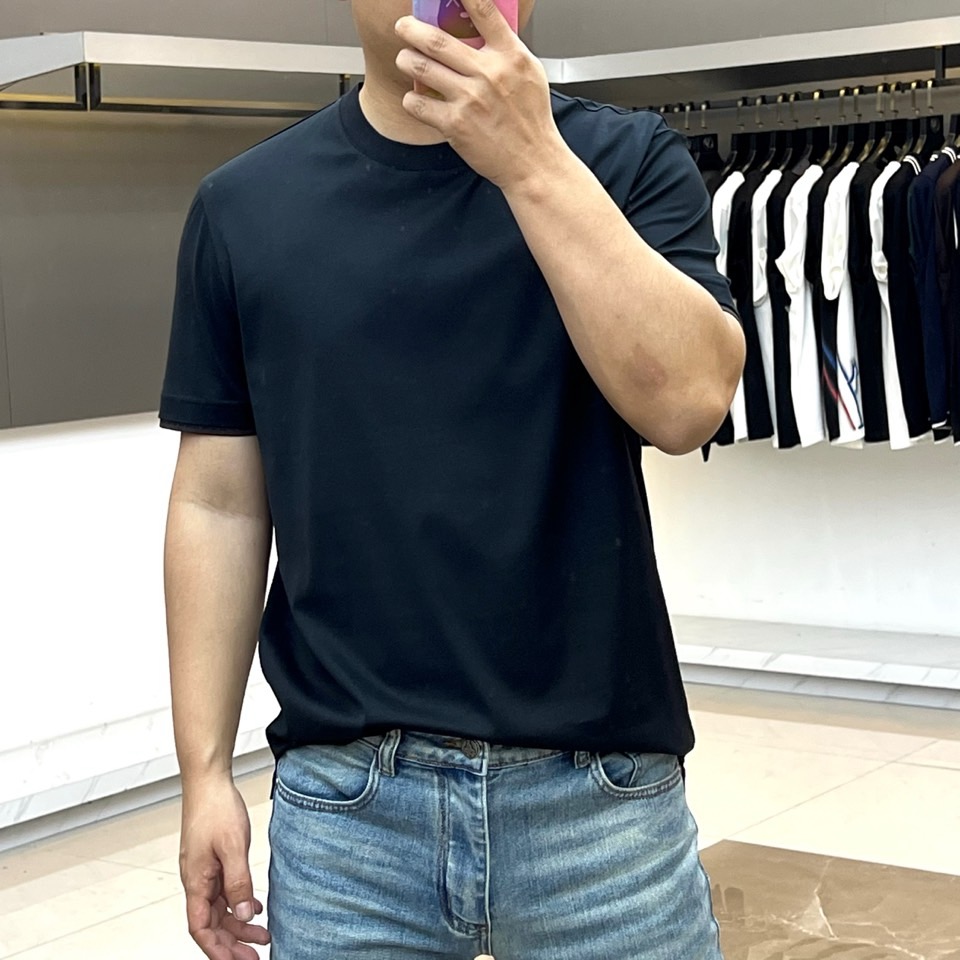 Loro Piana诺悠翩雅、2026春夏新品圆领T恤，以极简美学重塑日常穿搭。纯色搭配利落圆领与短袖剪