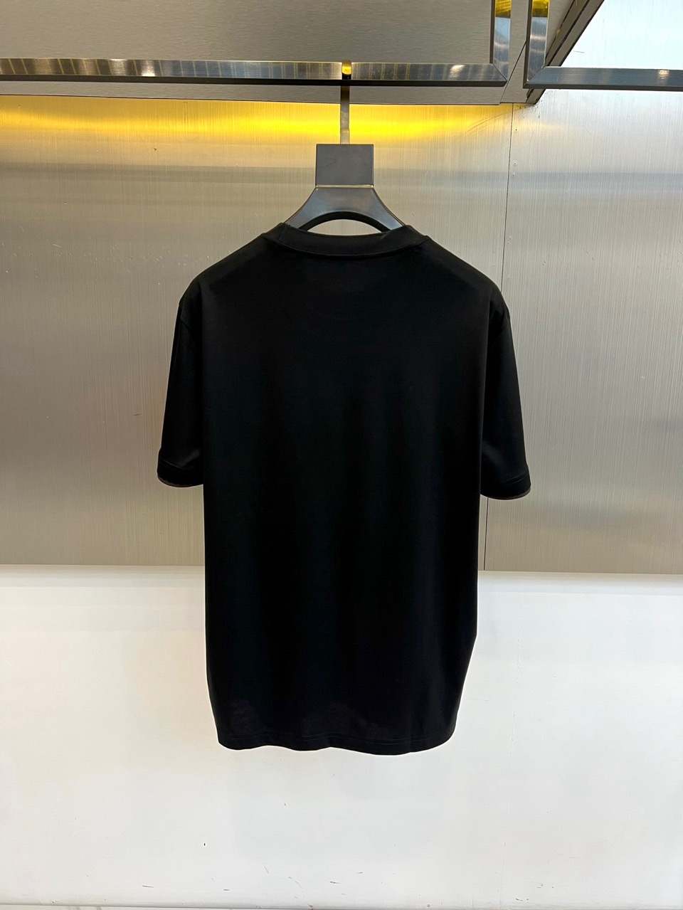 Loro Piana诺悠翩雅、2026春夏新品圆领T恤，以极简美学重塑日常穿搭。纯色搭配利落圆领与短袖剪