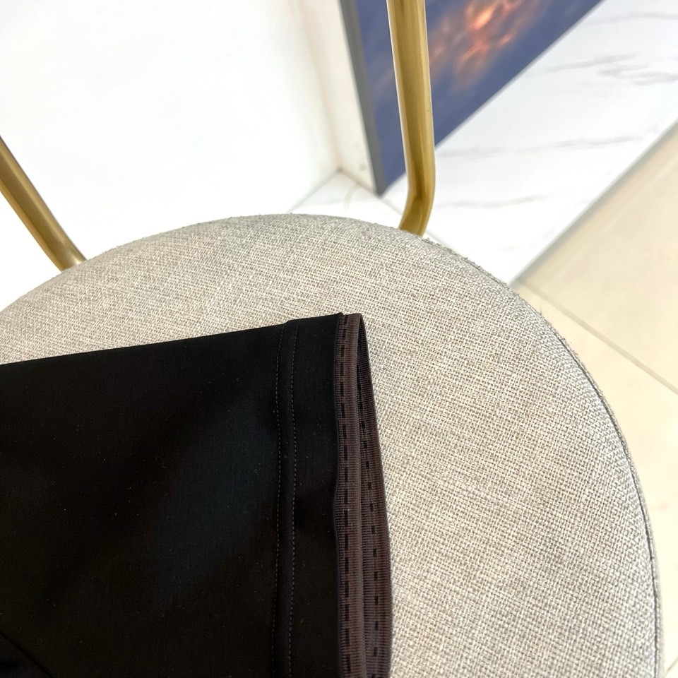 Loro Piana诺悠翩雅、2026春夏新品圆领T恤，以极简美学重塑日常穿搭。纯色搭配利落圆领与短袖剪