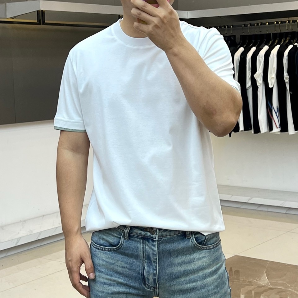 Loro Piana诺悠翩雅、2026春夏新品圆领T恤，以极简美学重塑日常穿搭。纯色搭配利落圆领与短袖剪