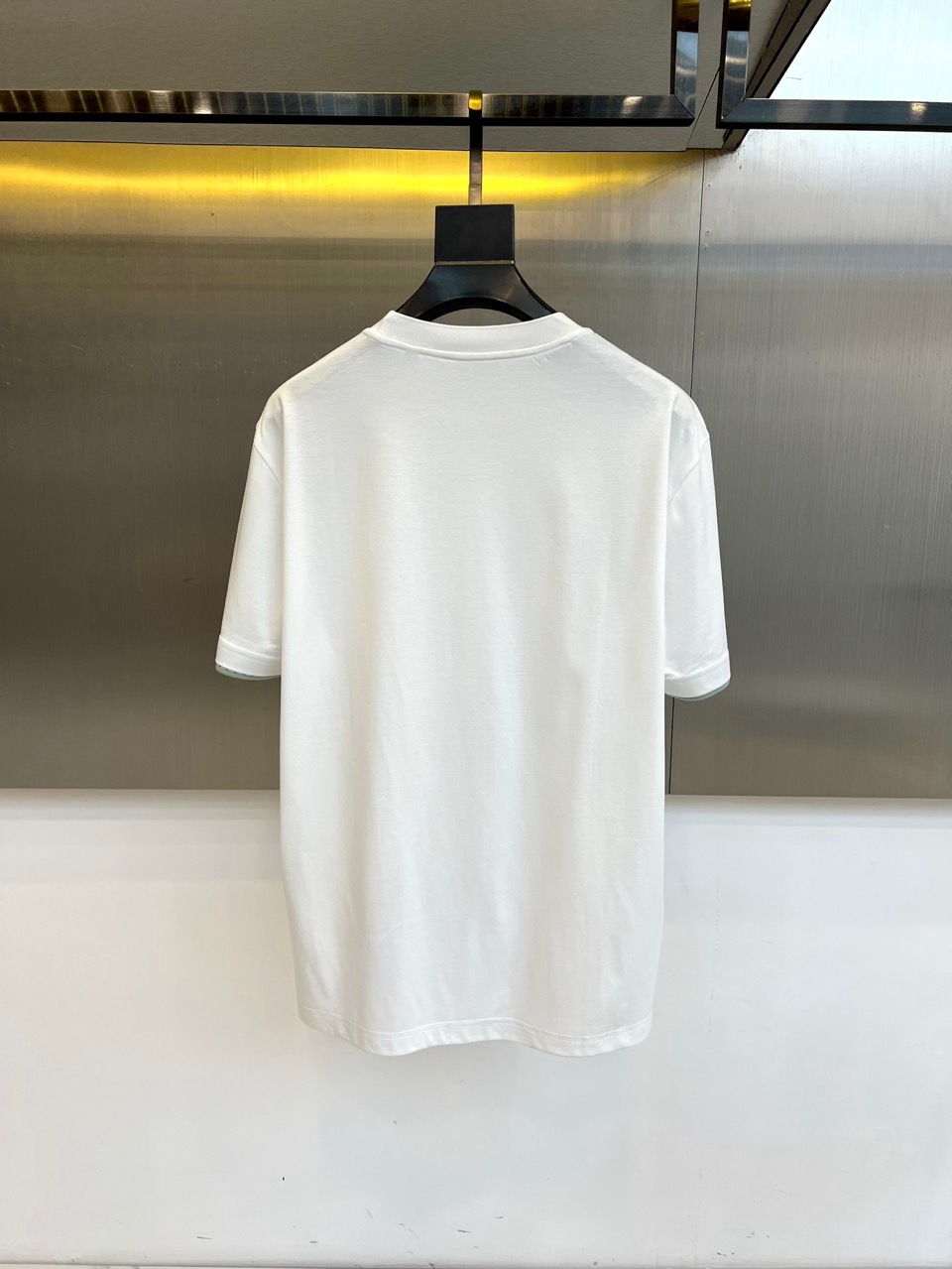 Loro Piana诺悠翩雅、2026春夏新品圆领T恤，以极简美学重塑日常穿搭。纯色搭配利落圆领与短袖剪