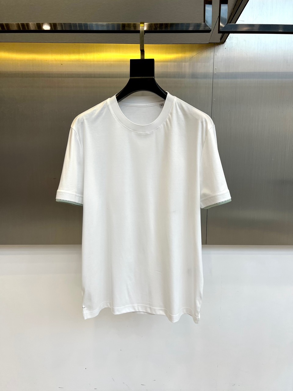 Loro Piana诺悠翩雅、2026春夏新品圆领T恤，以极简美学重塑日常穿搭。纯色搭配利落圆领与短袖剪