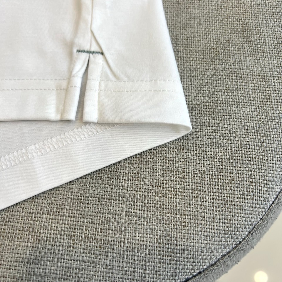 Loro Piana诺悠翩雅、2026春夏新品圆领T恤，以极简美学重塑日常穿搭。纯色搭配利落圆领与短袖剪