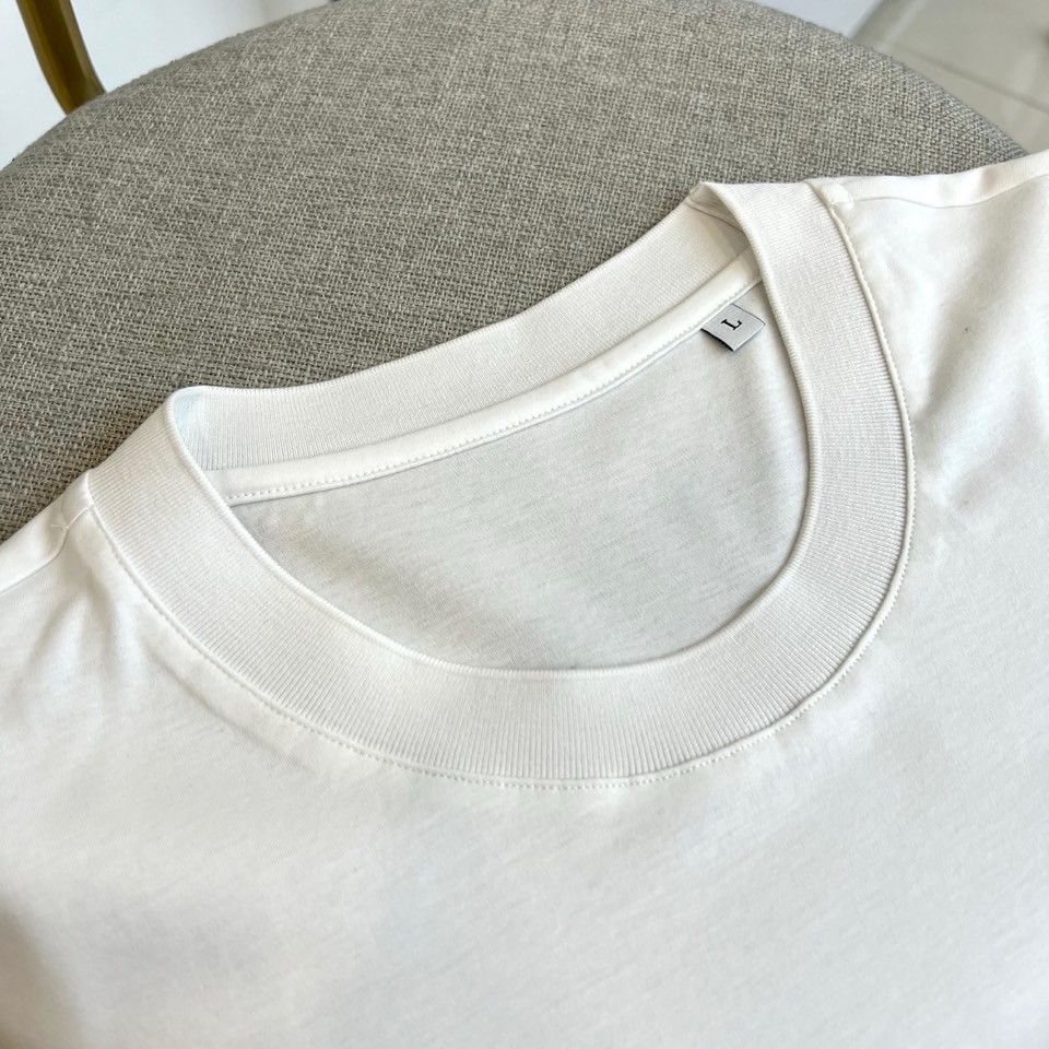 Loro Piana诺悠翩雅、2026春夏新品圆领T恤，以极简美学重塑日常穿搭。纯色搭配利落圆领与短袖剪