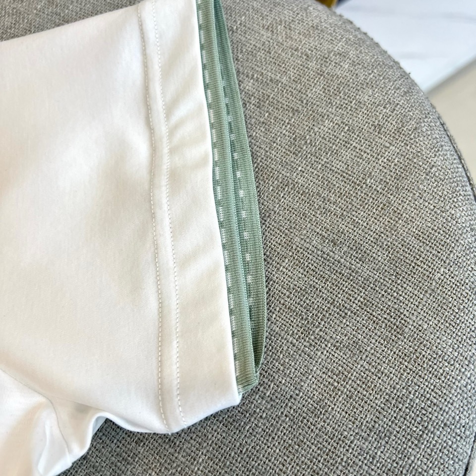 Loro Piana诺悠翩雅、2026春夏新品圆领T恤，以极简美学重塑日常穿搭。纯色搭配利落圆领与短袖剪