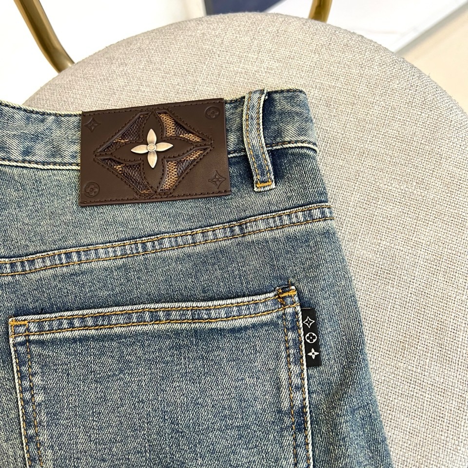 1v威登、2026春夏新品牛仔裤，以解构主义重塑街头美学。这款直筒版型牛仔裤采用经典水洗做旧工艺，呈现复