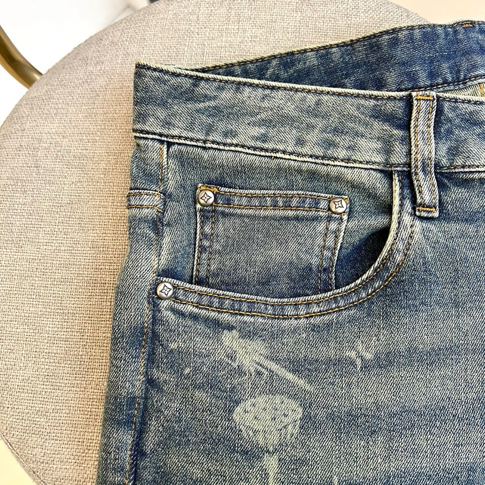 1v威登、2026春夏新品牛仔裤，以解构主义重塑街头美学。这款直筒版型牛仔裤采用经典水洗做旧工艺，呈现复