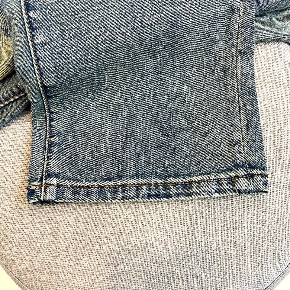 1v威登、2026春夏新品牛仔裤，以解构主义重塑街头美学。这款直筒版型牛仔裤采用经典水洗做旧工艺，呈现复