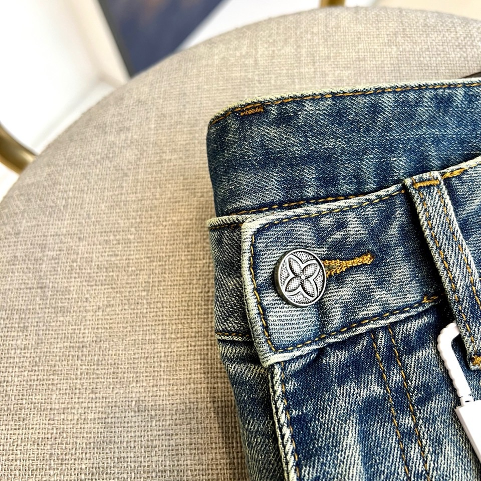 1v威登、2026春夏新品牛仔裤，以解构主义重塑街头美学。这款直筒版型牛仔裤采用经典水洗做旧工艺，呈现复