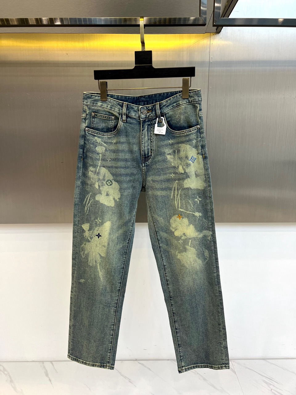 1v威登、2026春夏新品牛仔裤，以解构主义重塑街头美学。这款直筒版型牛仔裤采用经典水洗做旧工艺，呈现复