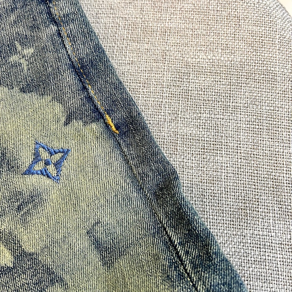 1v威登、2026春夏新品牛仔裤，以解构主义重塑街头美学。这款直筒版型牛仔裤采用经典水洗做旧工艺，呈现复