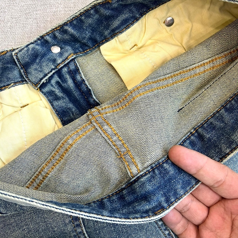 1v威登、2026春夏新品牛仔裤，以解构主义重塑街头美学。这款直筒版型牛仔裤采用经典水洗做旧工艺，呈现复