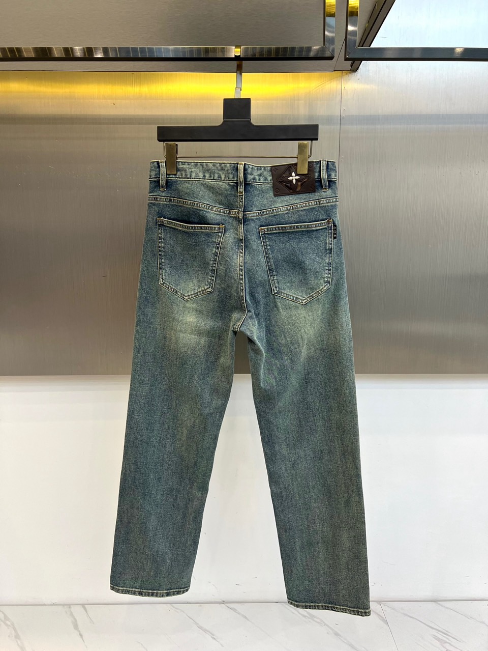1v威登、2026春夏新品牛仔裤，以解构主义重塑街头美学。这款直筒版型牛仔裤采用经典水洗做旧工艺，呈现复