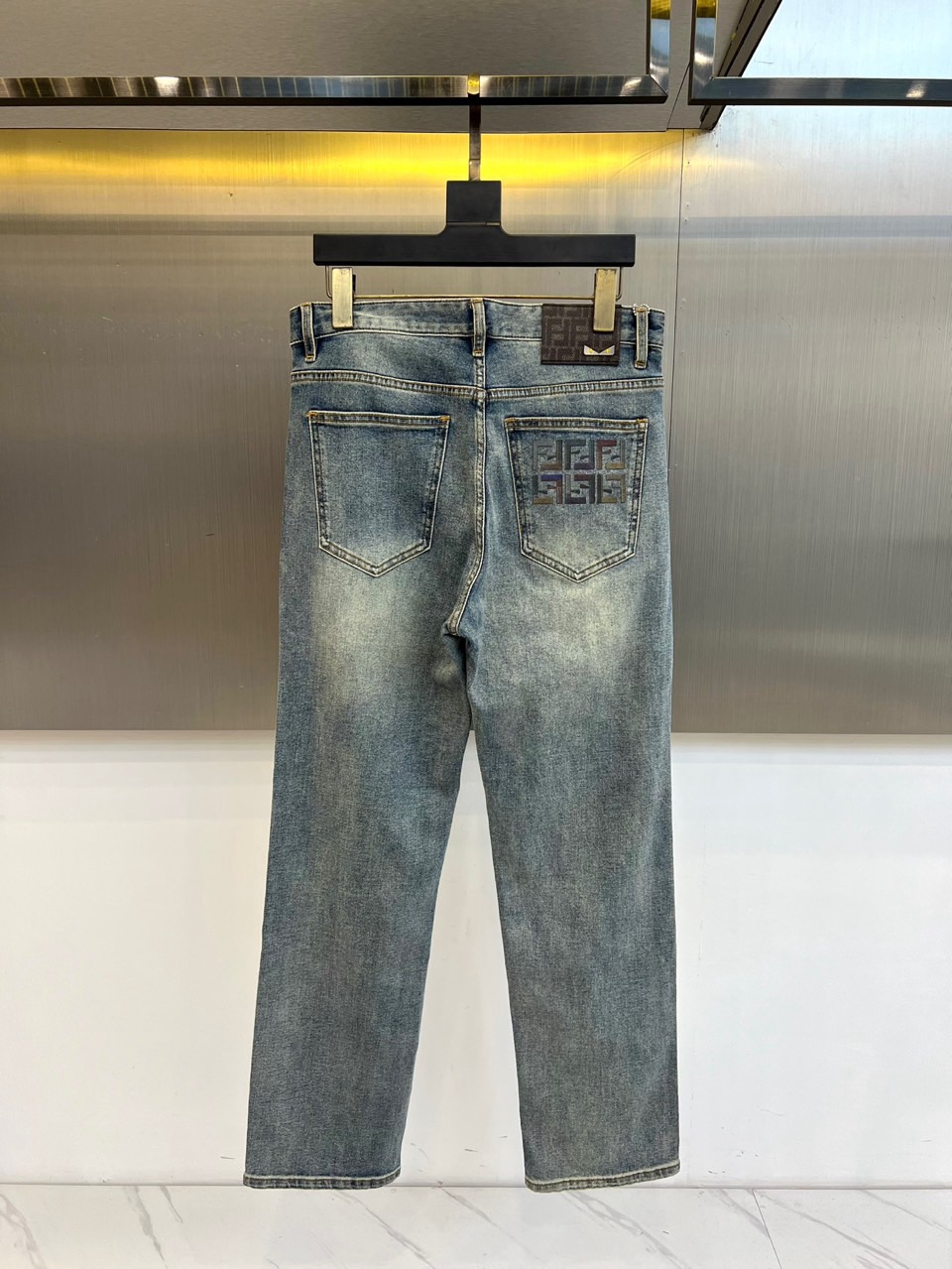 Fend芬迪、2026春夏新品牛仔裤，以复古水洗为主调，深浅交织的磨白纹理模拟出自然穿着痕迹，赋予面料丰