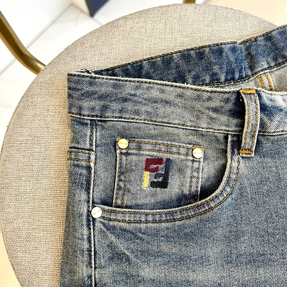 Fend芬迪、2026春夏新品牛仔裤，以复古水洗为主调，深浅交织的磨白纹理模拟出自然穿着痕迹，赋予面料丰