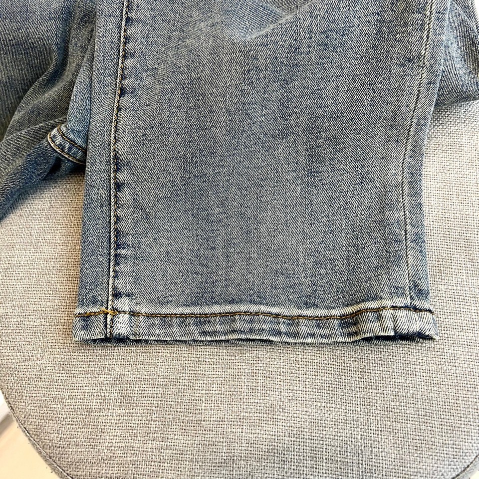 Fend芬迪、2026春夏新品牛仔裤，以复古水洗为主调，深浅交织的磨白纹理模拟出自然穿着痕迹，赋予面料丰