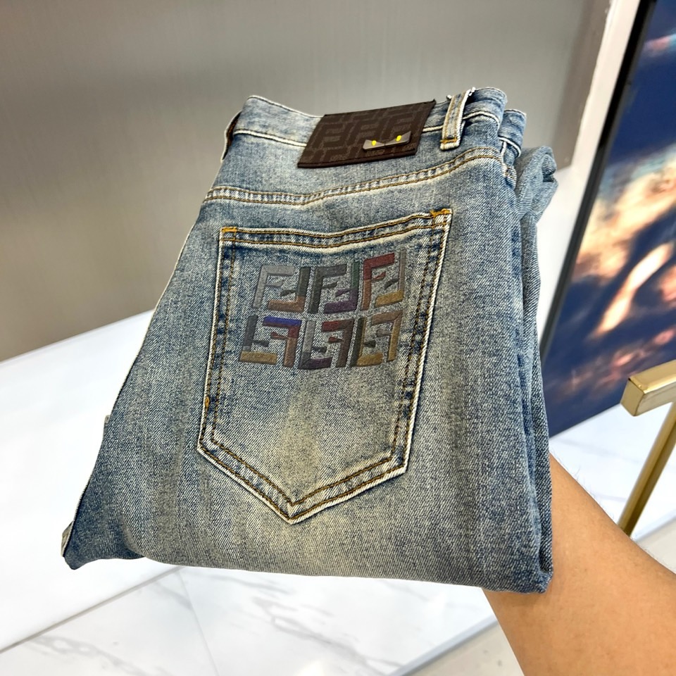 Fend芬迪、2026春夏新品牛仔裤，以复古水洗为主调，深浅交织的磨白纹理模拟出自然穿着痕迹，赋予面料丰