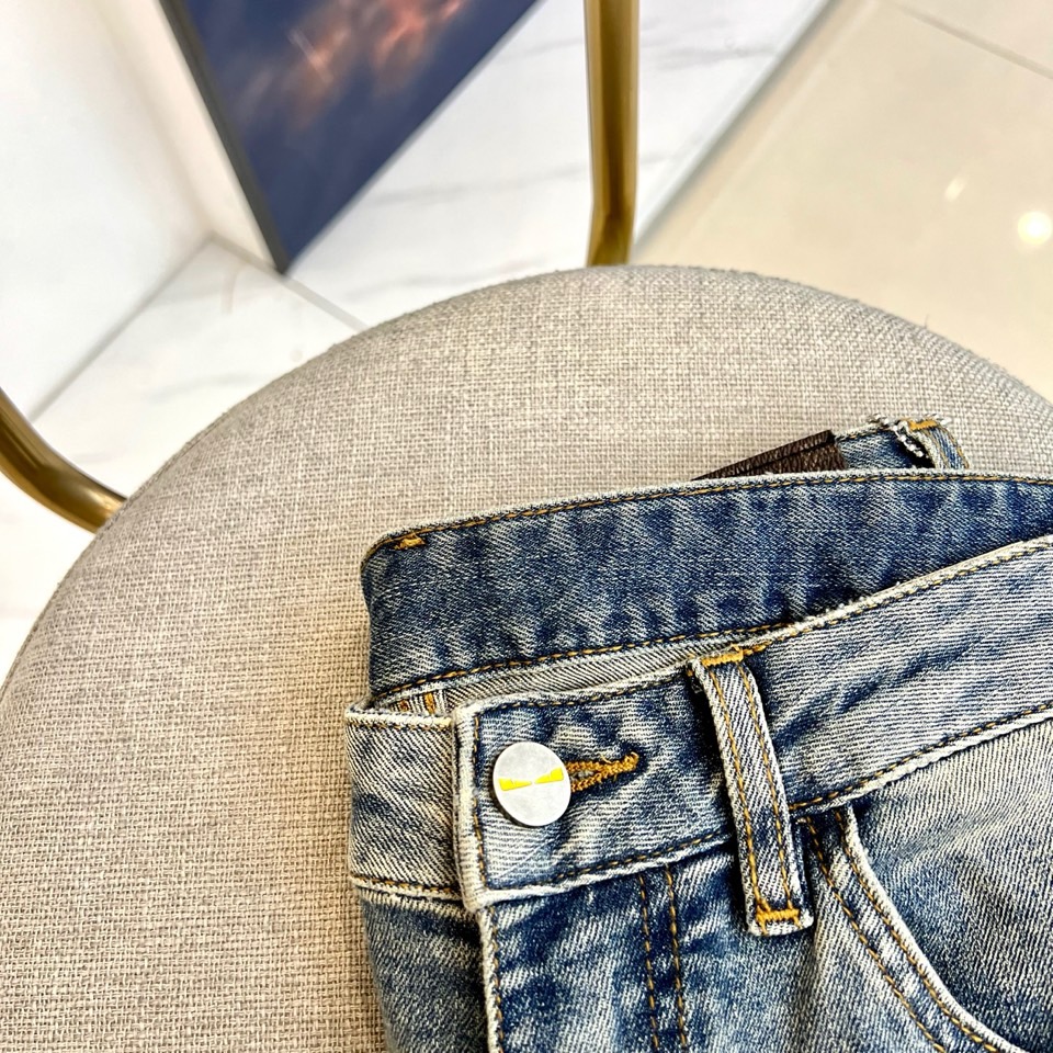 Fend芬迪、2026春夏新品牛仔裤，以复古水洗为主调，深浅交织的磨白纹理模拟出自然穿着痕迹，赋予面料丰