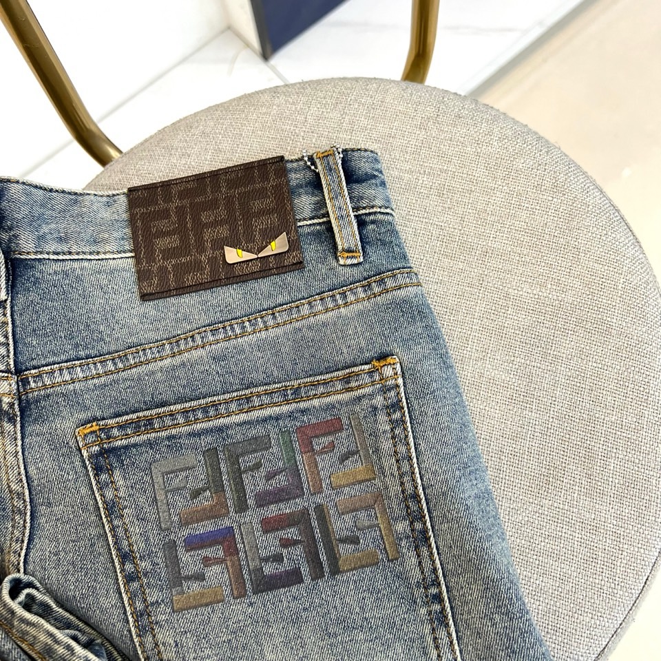 Fend芬迪、2026春夏新品牛仔裤，以复古水洗为主调，深浅交织的磨白纹理模拟出自然穿着痕迹，赋予面料丰