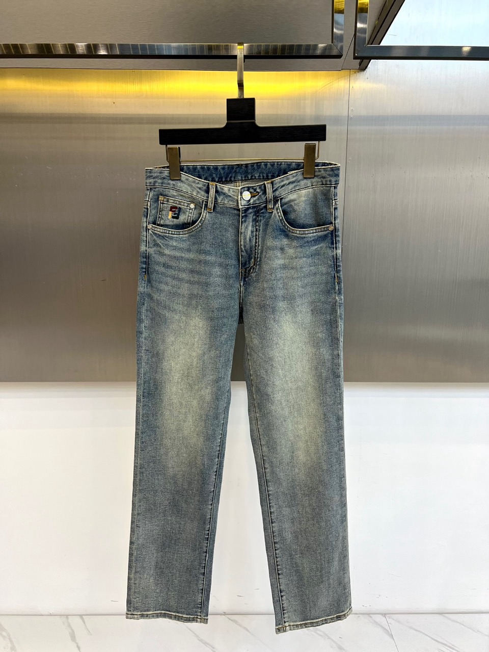 Fend芬迪、2026春夏新品牛仔裤，以复古水洗为主调，深浅交织的磨白纹理模拟出自然穿着痕迹，赋予面料丰