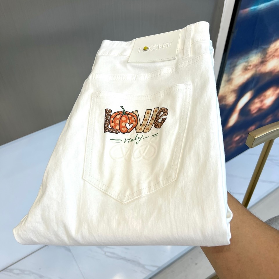 Lowe罗意威、2026春夏新品牛仔裤，以纯色调为基底，诠释简约而不简单的时尚美学。经典直筒版型剪裁修身