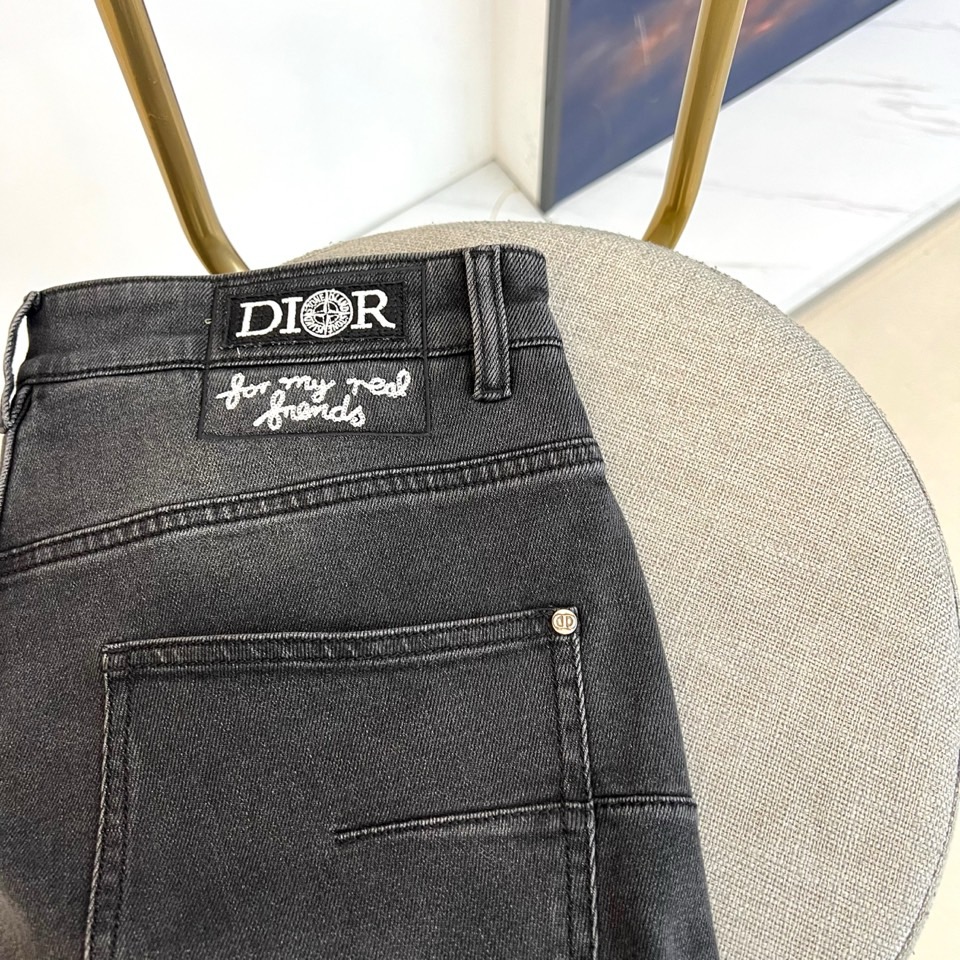 Dio迪奥、2026春夏新品牛仔裤，以复古做旧色调重塑街头丹宁美学，采用高腰直筒剪裁，修饰腿型同时拉长比