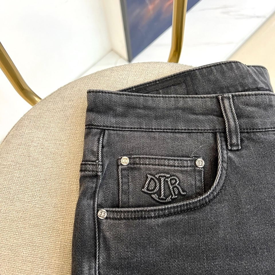 Dio迪奥、2026春夏新品牛仔裤，以复古做旧色调重塑街头丹宁美学，采用高腰直筒剪裁，修饰腿型同时拉长比