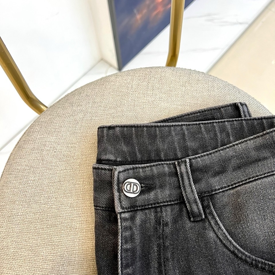 Dio迪奥、2026春夏新品牛仔裤，以复古做旧色调重塑街头丹宁美学，采用高腰直筒剪裁，修饰腿型同时拉长比