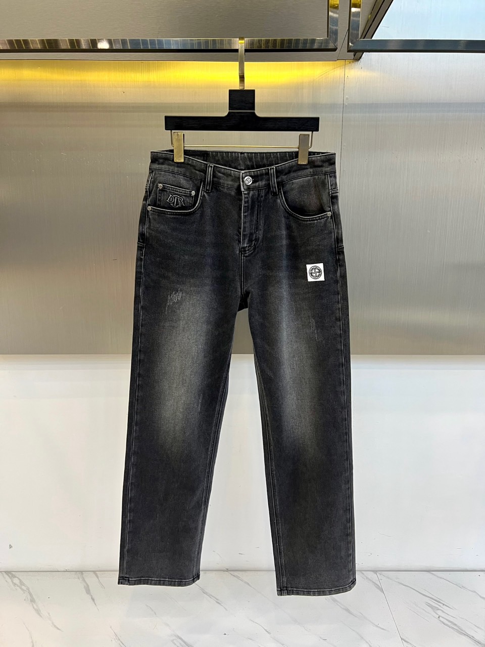 Dio迪奥、2026春夏新品牛仔裤，以复古做旧色调重塑街头丹宁美学，采用高腰直筒剪裁，修饰腿型同时拉长比