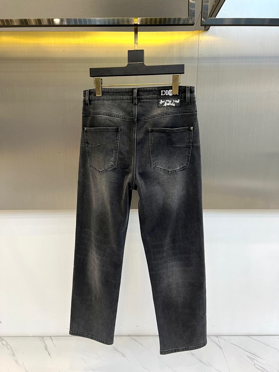 Dio迪奥、2026春夏新品牛仔裤，以复古做旧色调重塑街头丹宁美学，采用高腰直筒剪裁，修饰腿型同时拉长比