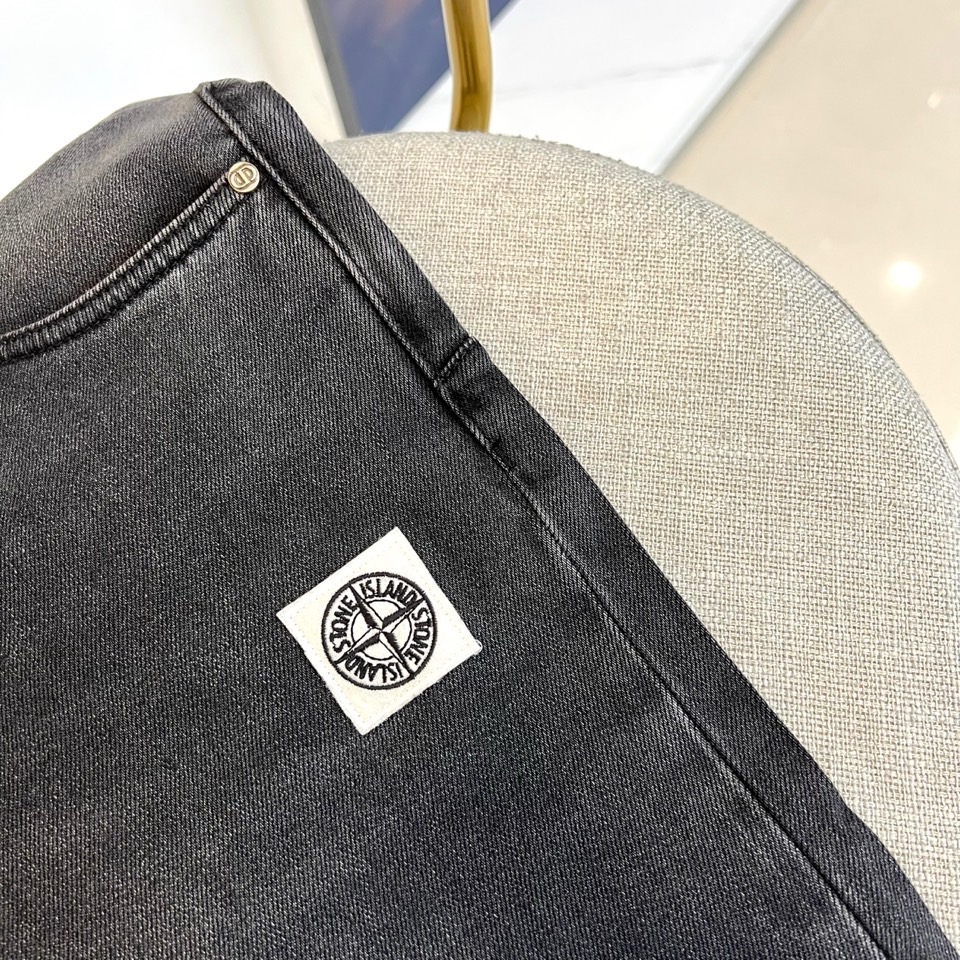 Dio迪奥、2026春夏新品牛仔裤，以复古做旧色调重塑街头丹宁美学，采用高腰直筒剪裁，修饰腿型同时拉长比