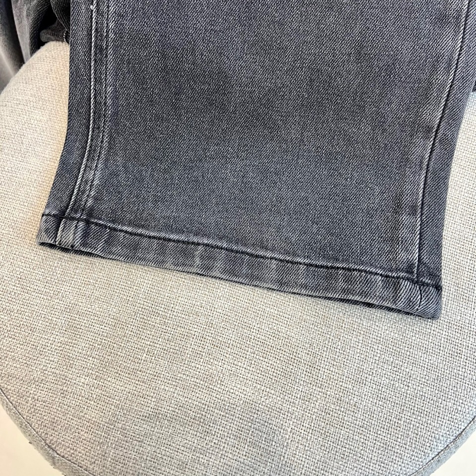 Dio迪奥、2026春夏新品牛仔裤，以复古做旧色调重塑街头丹宁美学，采用高腰直筒剪裁，修饰腿型同时拉长比