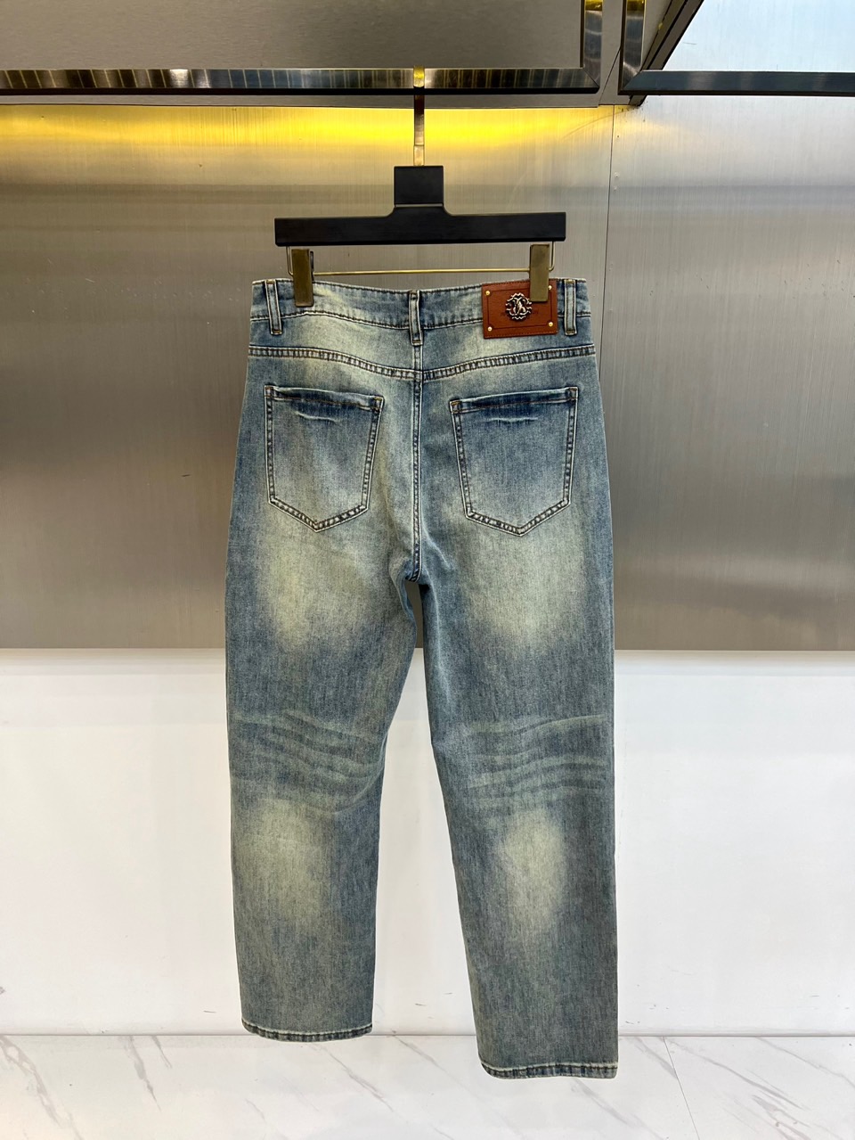 Cavalli卡瓦利、2026春夏新品牛仔裤重磅登场，以复古水洗工艺重塑丹宁美学，色调交织自然做旧痕迹，