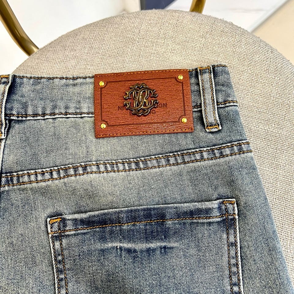 Cavalli卡瓦利、2026春夏新品牛仔裤重磅登场，以复古水洗工艺重塑丹宁美学，色调交织自然做旧痕迹，