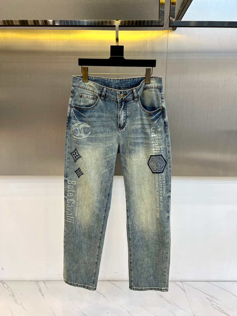 Cavalli卡瓦利、2026春夏新品牛仔裤重磅登场，以复古水洗工艺重塑丹宁美学，色调交织自然做旧痕迹，