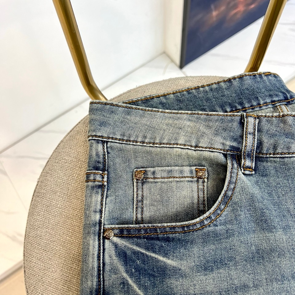 Cavalli卡瓦利、2026春夏新品牛仔裤重磅登场，以复古水洗工艺重塑丹宁美学，色调交织自然做旧痕迹，