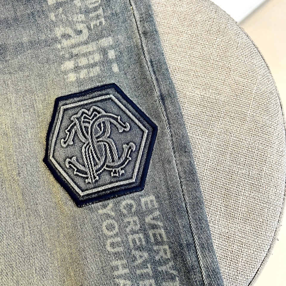 Cavalli卡瓦利、2026春夏新品牛仔裤重磅登场，以复古水洗工艺重塑丹宁美学，色调交织自然做旧痕迹，