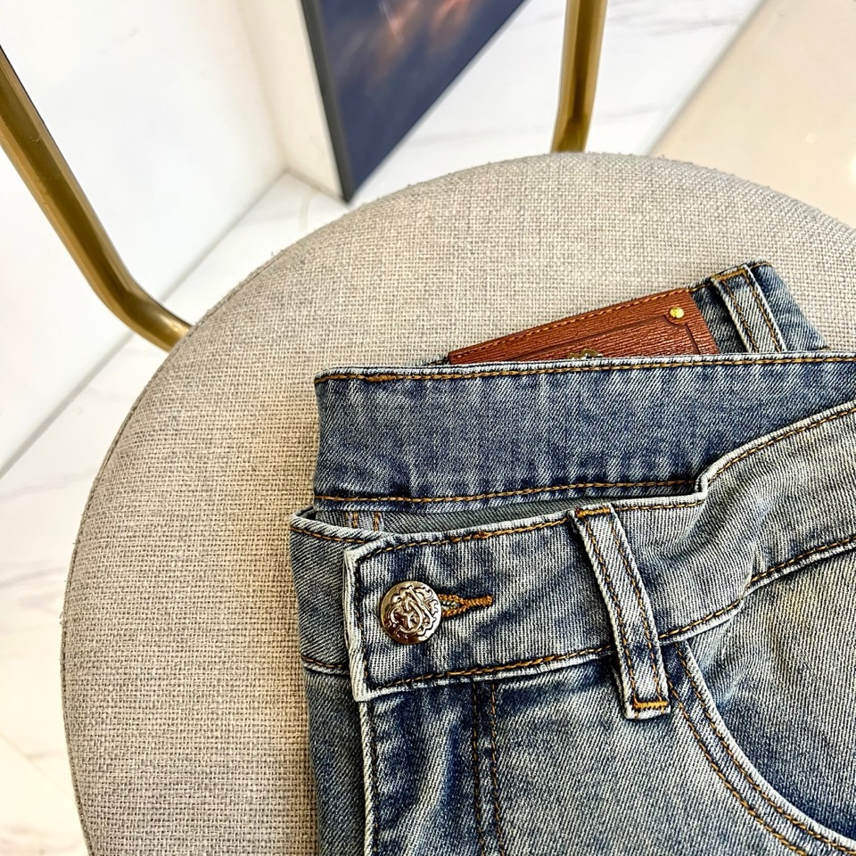 Cavalli卡瓦利、2026春夏新品牛仔裤重磅登场，以复古水洗工艺重塑丹宁美学，色调交织自然做旧痕迹，