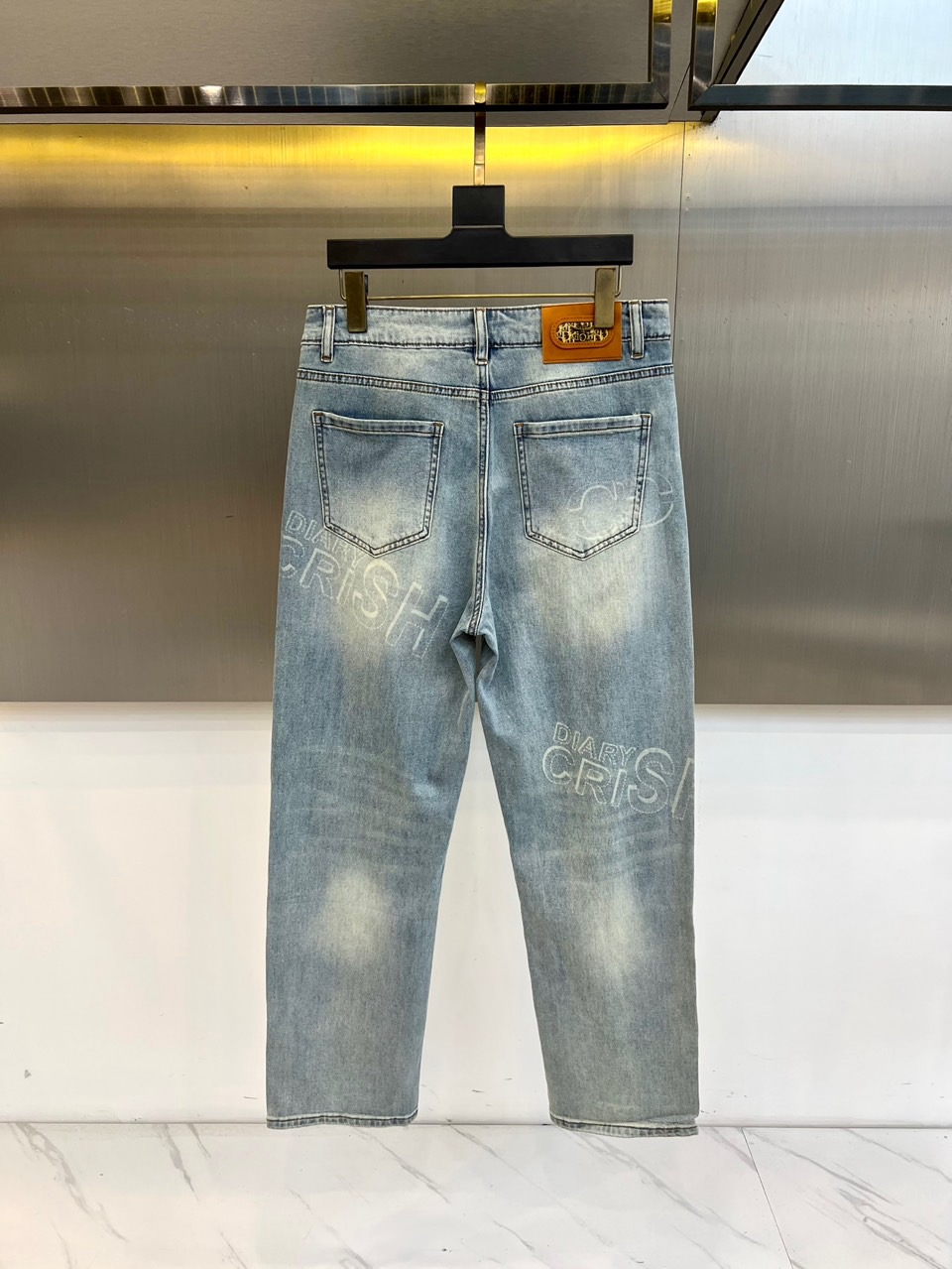 Dio迪奥、2026春夏新品牛仔裤，以潮流轻奢风格重塑日常穿搭。水洗牛仔布自带复古做旧质感，裤身满印字母