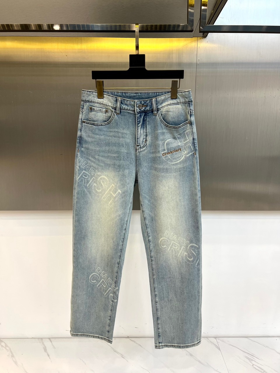 Dio迪奥、2026春夏新品牛仔裤，以潮流轻奢风格重塑日常穿搭。水洗牛仔布自带复古做旧质感，裤身满印字母