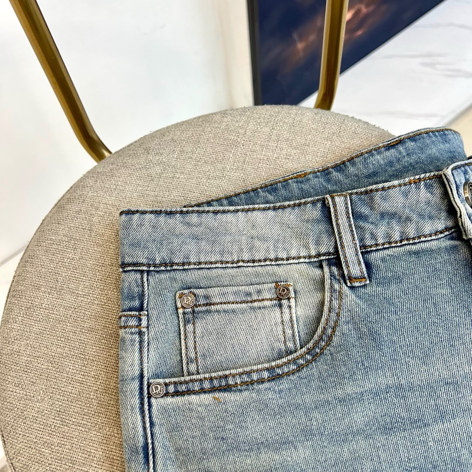 Dio迪奥、2026春夏新品牛仔裤，以潮流轻奢风格重塑日常穿搭。水洗牛仔布自带复古做旧质感，裤身满印字母