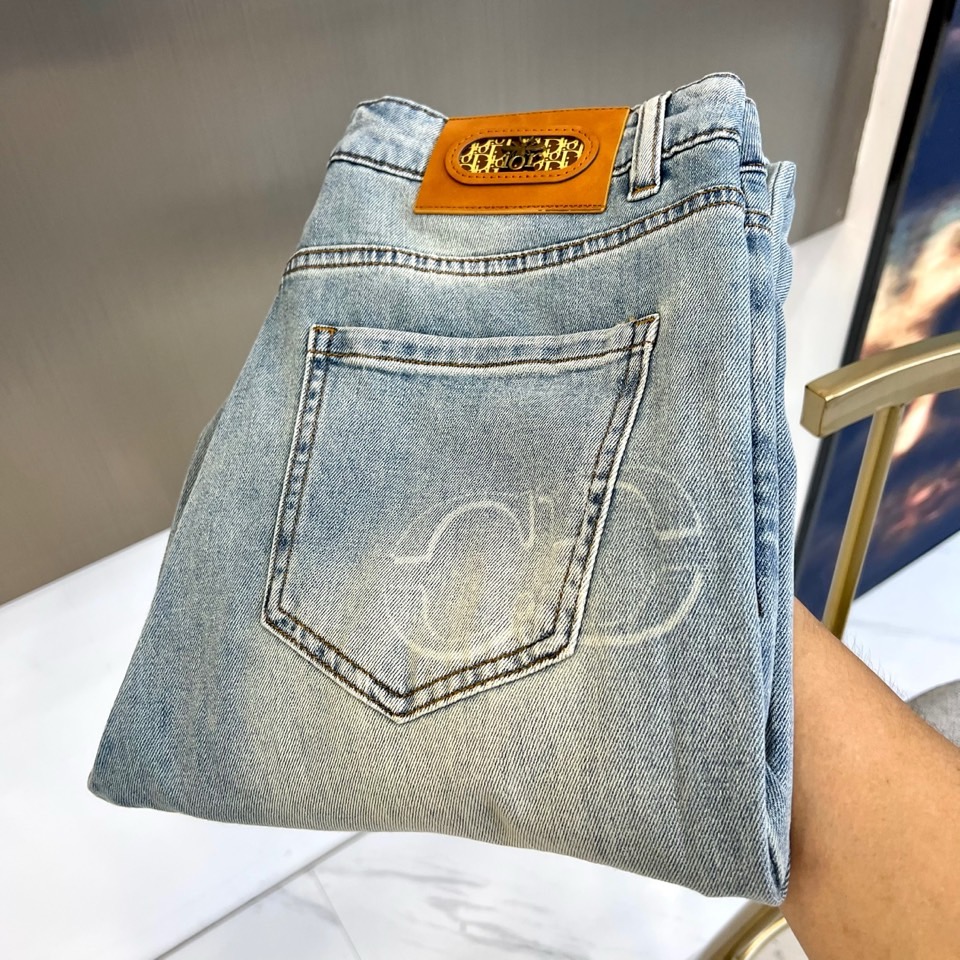 Dio迪奥、2026春夏新品牛仔裤，以潮流轻奢风格重塑日常穿搭。水洗牛仔布自带复古做旧质感，裤身满印字母