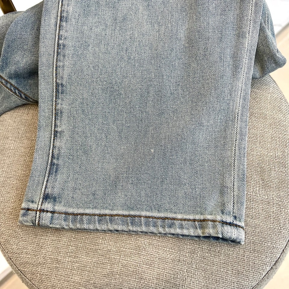 Dio迪奥、2026春夏新品牛仔裤，以潮流轻奢风格重塑日常穿搭。水洗牛仔布自带复古做旧质感，裤身满印字母