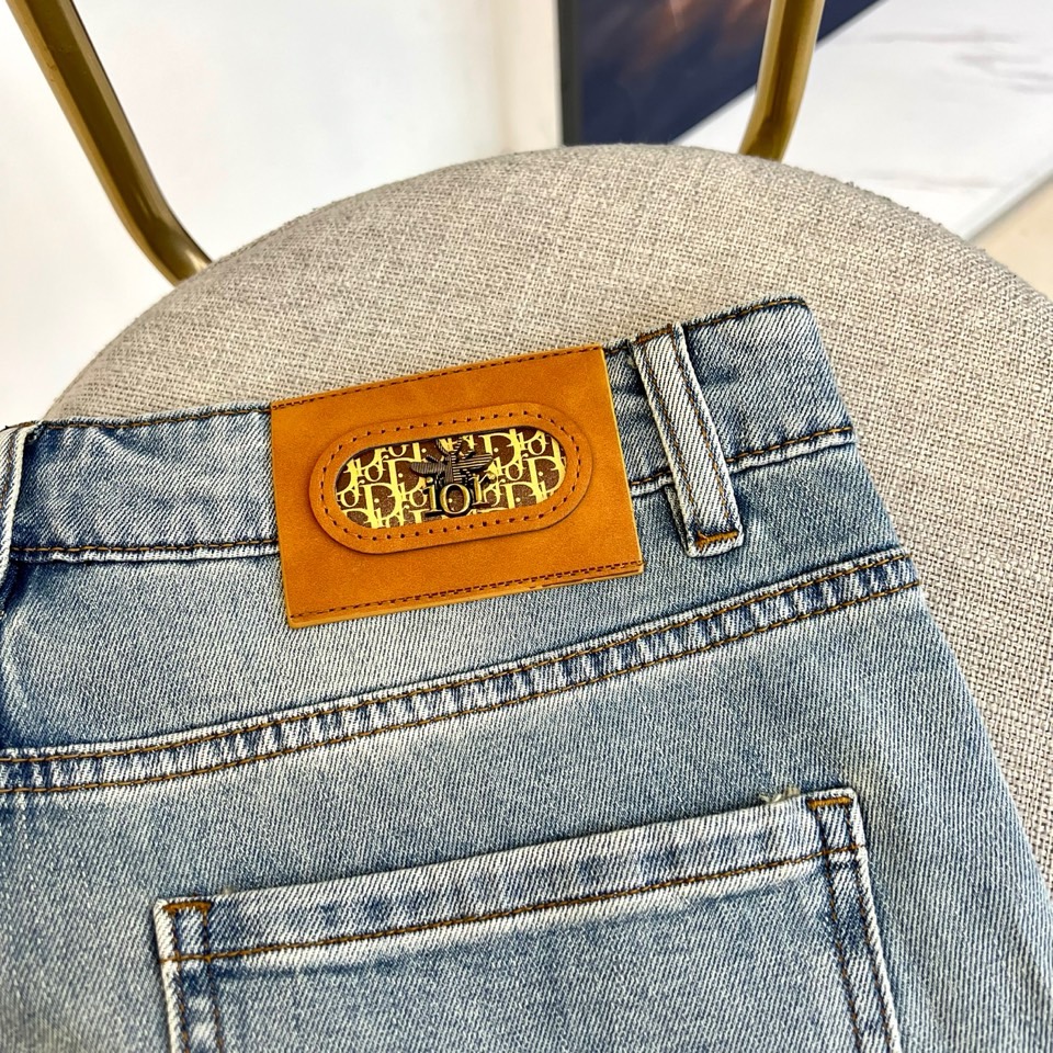 Dio迪奥、2026春夏新品牛仔裤，以潮流轻奢风格重塑日常穿搭。水洗牛仔布自带复古做旧质感，裤身满印字母