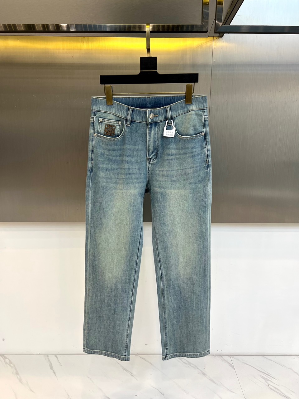 Lowe罗意威、2026春夏新品牛仔裤，以纯净温柔的色调开启季节焕新。经典直筒版型利落挺括，修饰腿部线条