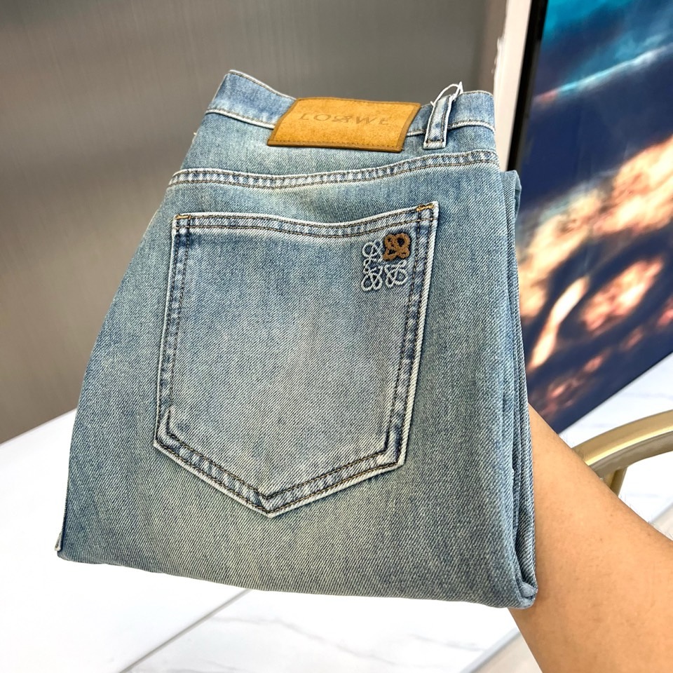 Lowe罗意威、2026春夏新品牛仔裤，以纯净温柔的色调开启季节焕新。经典直筒版型利落挺括，修饰腿部线条